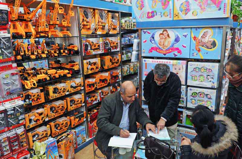Two foreigners are confirming order with the booth