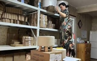 Du Shun's family helping prepare for shipping