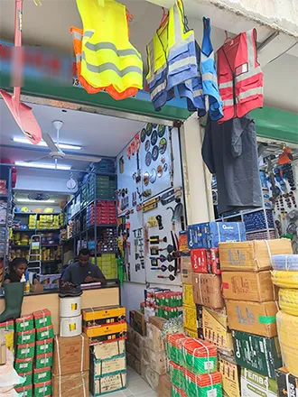 Una ferretería en un mercado mayorista africano