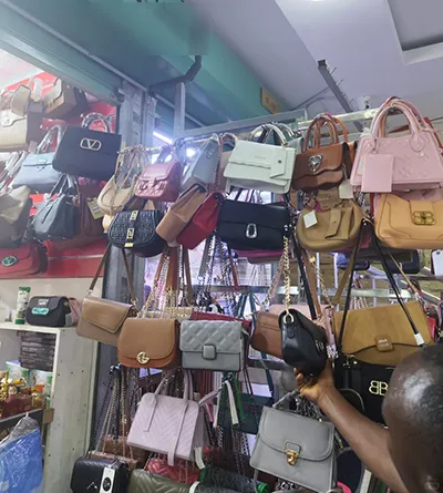 Una tienda de bolsos en un mercado mayorista africano