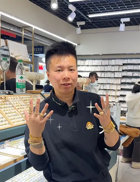 Jingsourcing agent Karen in Yiwu jewelry market
