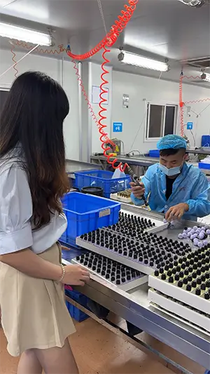 Sourcing agent in the nail polish factory2