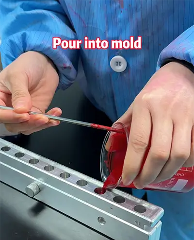 The process of customizing lipstick at the factory2