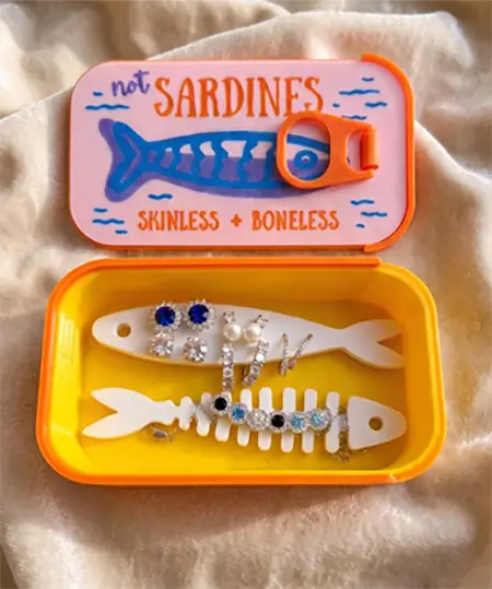 sardine-tin-jewelry-case-details