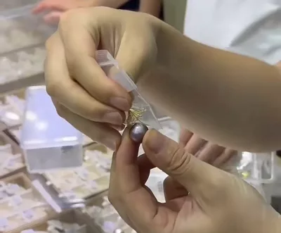 Joe choisit l'accessoire en perle Joe choisit l'accessoire en perle