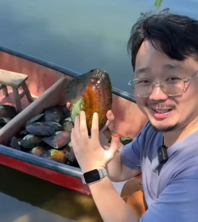 agent d'approvisionnement Joe tient une huître Joe tient une huître