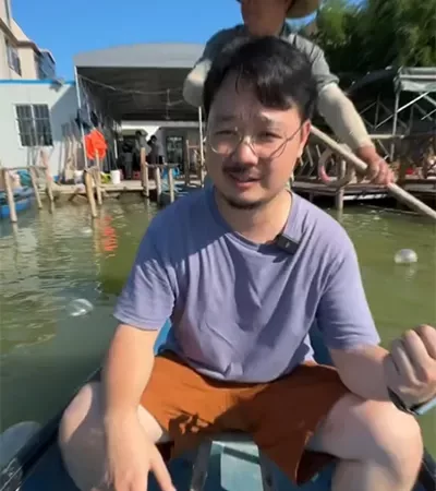 l'agent d'approvisionnement Joe sur le bateau pour cueillir une huître l'agent d'approvisionnement Joe sur le bateau pour cueillir une huître